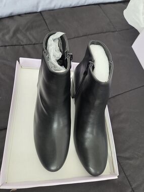 Source Unknown Black Leather Ankle Booties